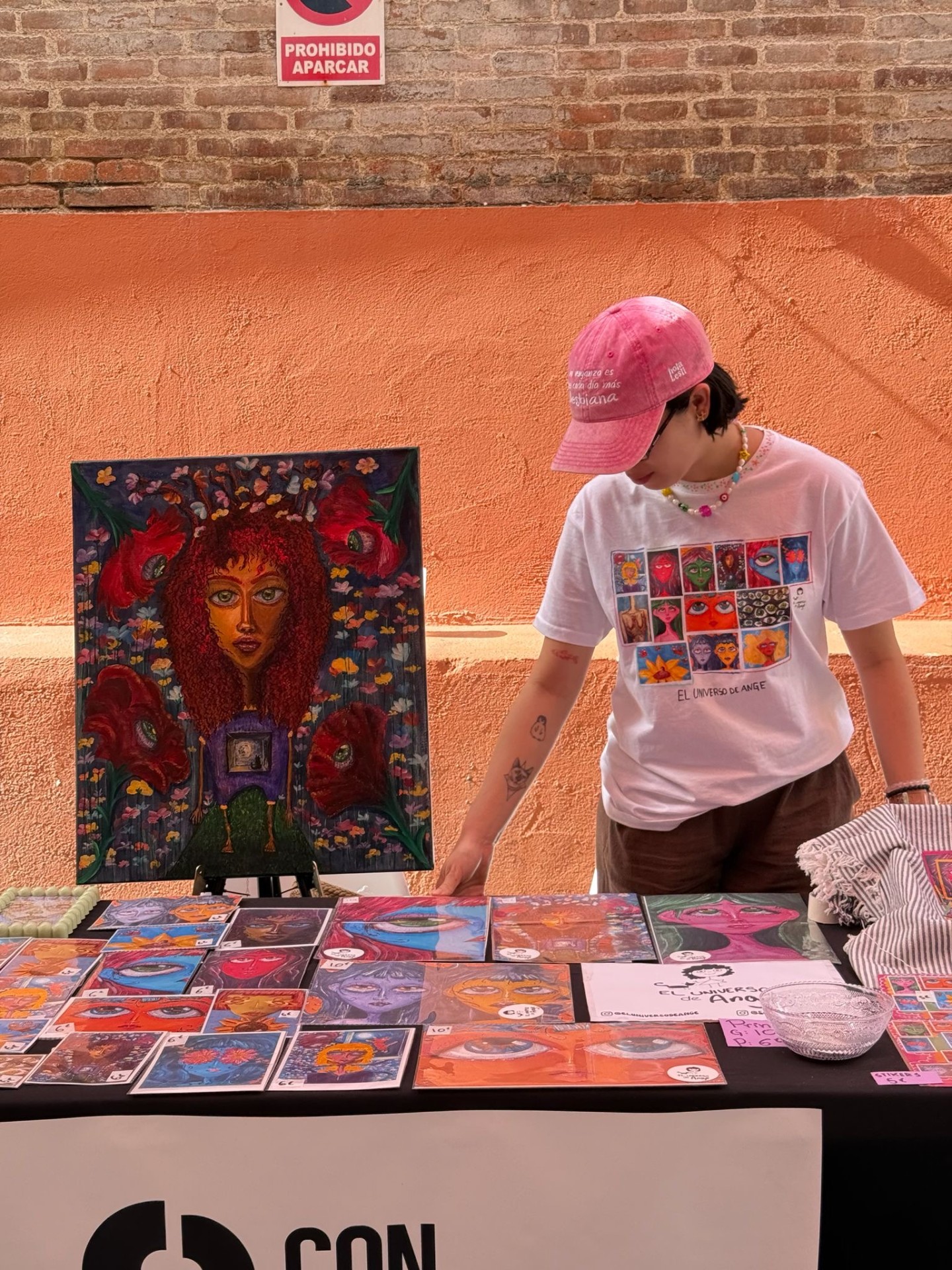 Ange montando el stand en la calle